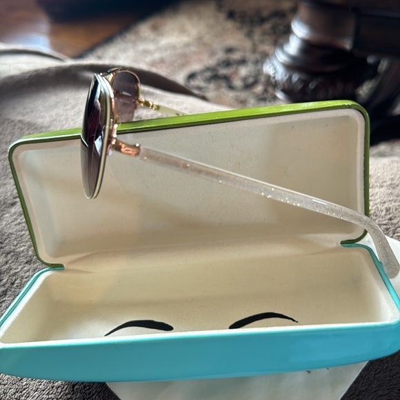Kate Spade sunglasses, cloth & case. - Picture 6 of 9